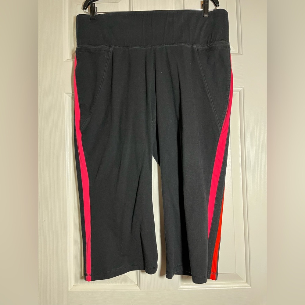 LIVI Active Black Cropped Pants with Side Stripes - Picture 3 of 9